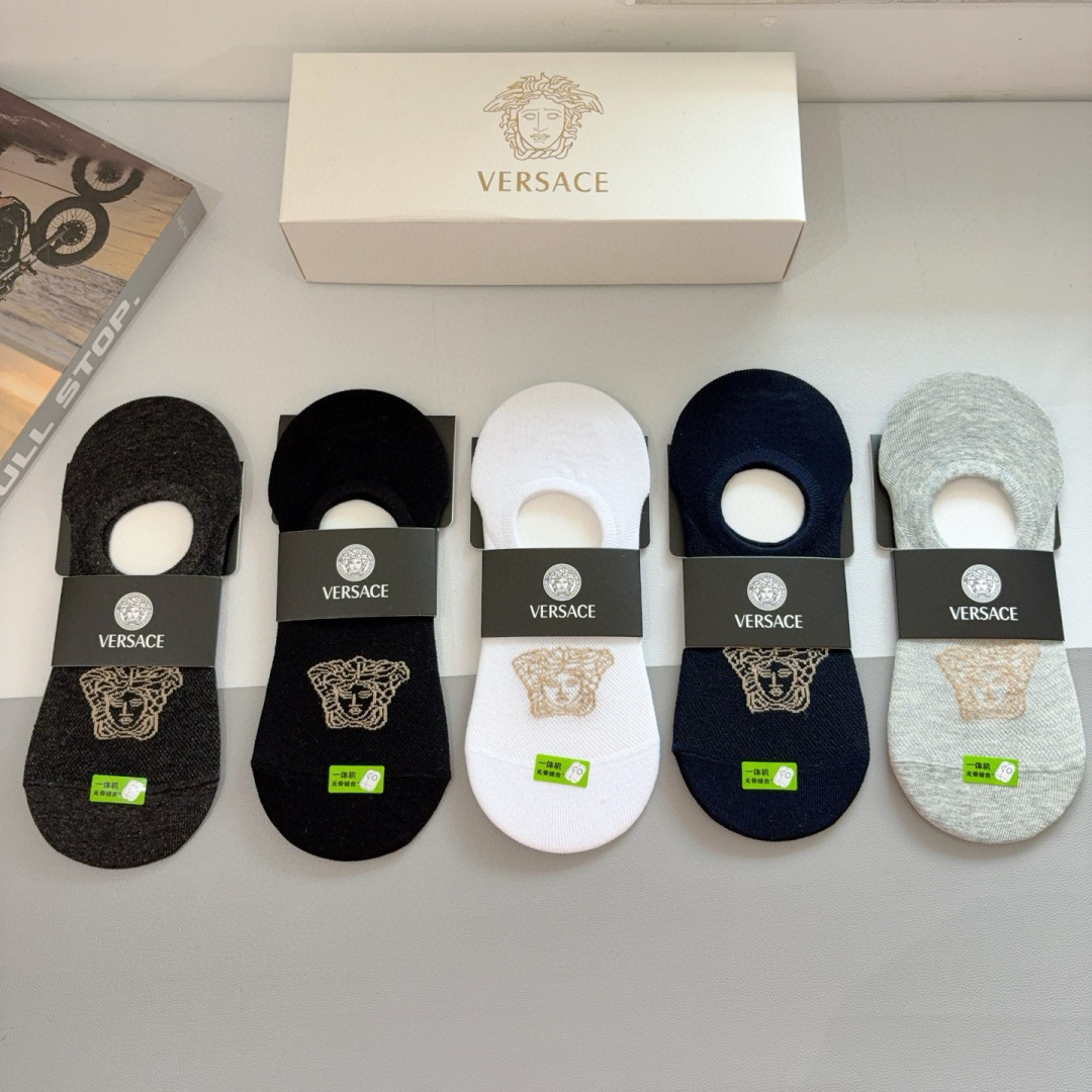 配包装【一盒五双】
VERSACE范思哲 欧美大牌男款船袜。潮人必不可少的专柜代购品质 搭配起来超高逼格