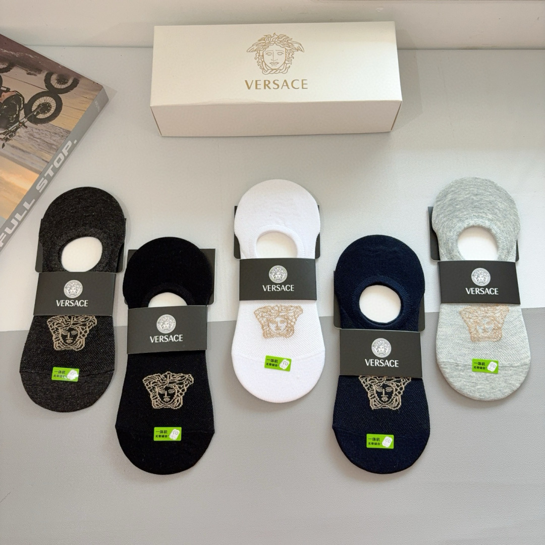 配包装【一盒五双】
VERSACE范思哲 欧美大牌男款船袜。潮人必不可少的专柜代购品质 搭配起来超高逼格