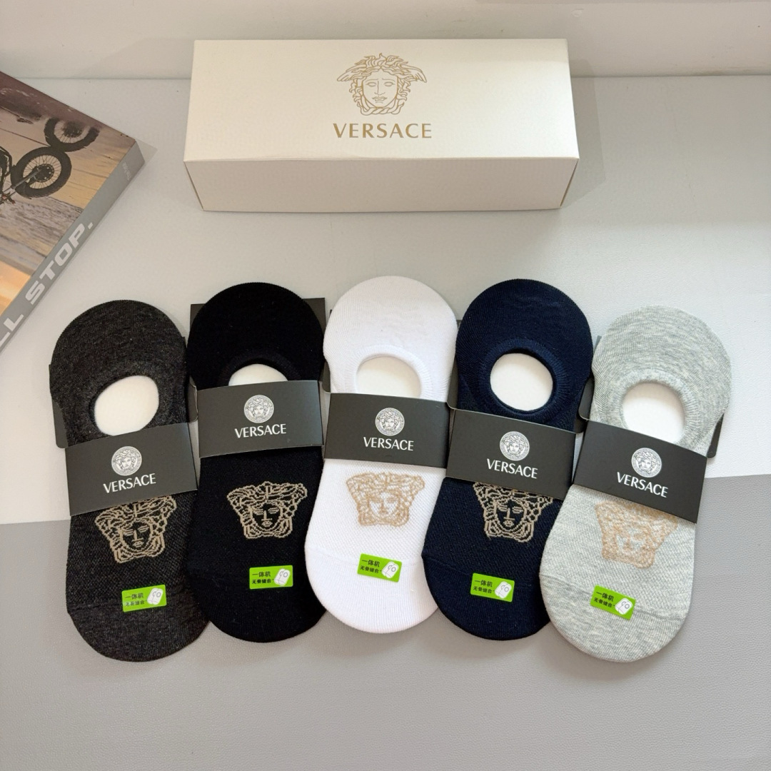 配包装【一盒五双】
VERSACE范思哲 欧美大牌男款船袜。潮人必不可少的专柜代购品质 搭配起来超高逼格