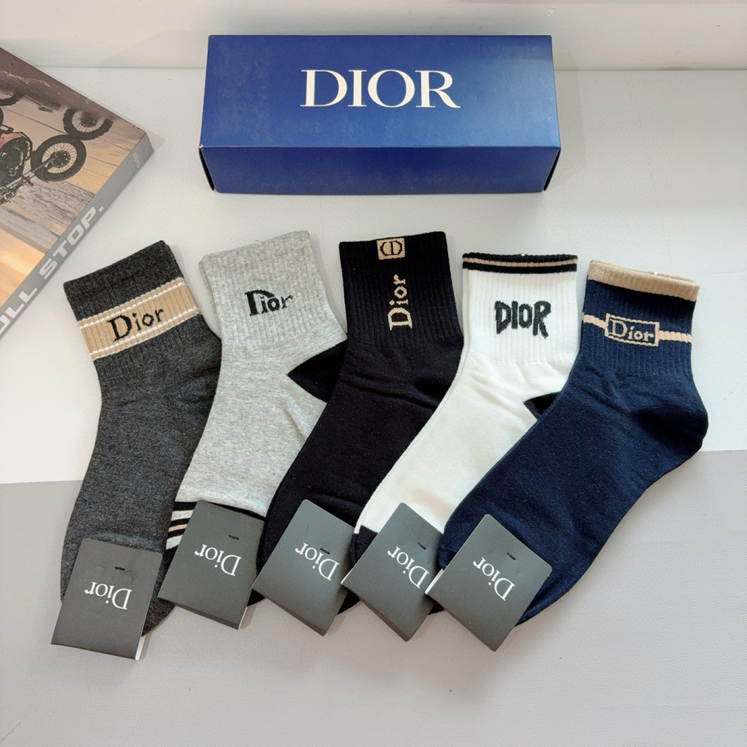 配包装（一盒5双）
Dior 迪奥 新款男款袜子！纯棉面料，火爆Ｄ图案，专柜同步中筒袜子，💛大牌出街，潮