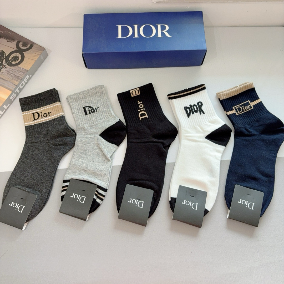 配包装（一盒5双）
Dior 迪奥 新款男款袜子！纯棉面料，火爆Ｄ图案，专柜同步中筒袜子，💛大牌出街，潮
