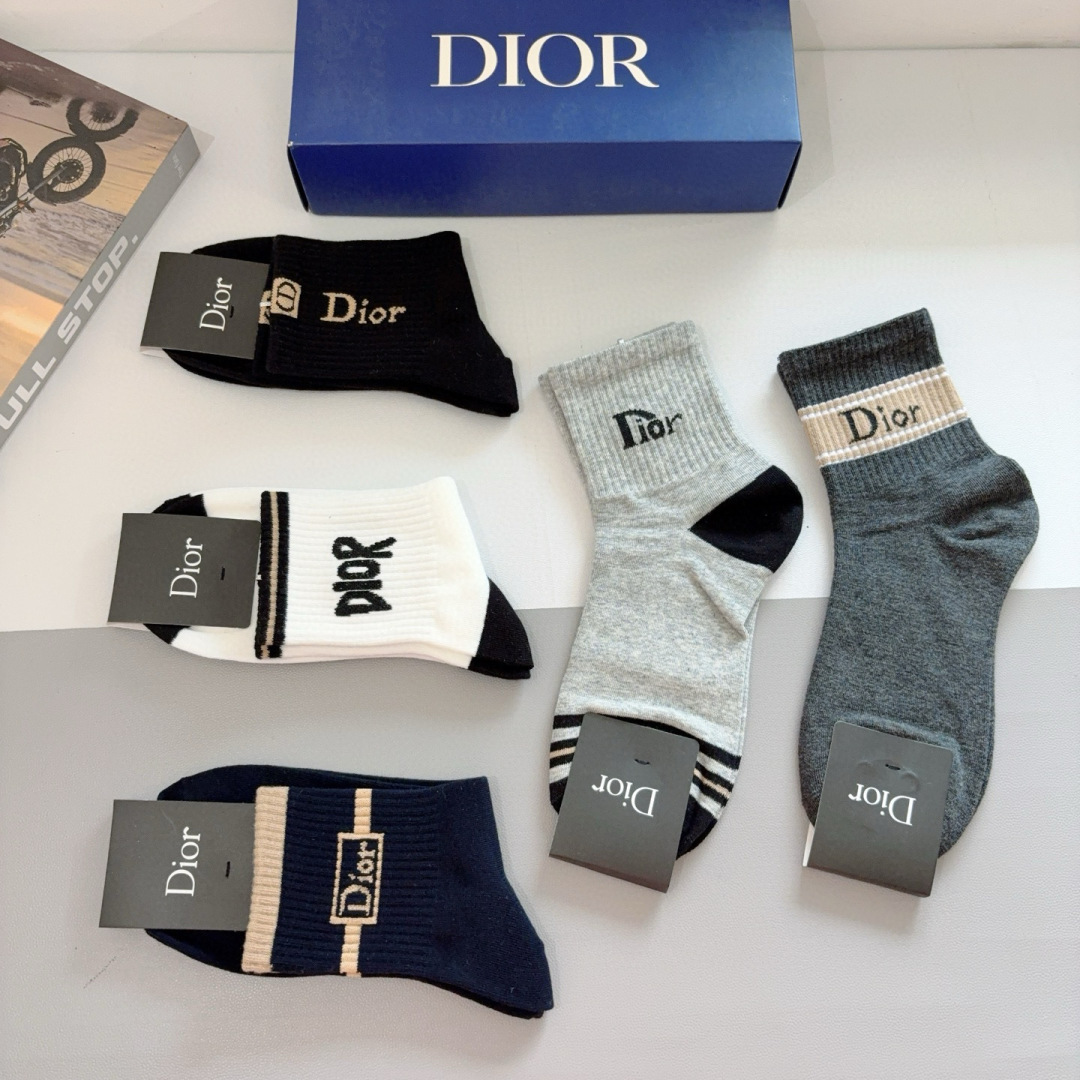 配包装（一盒5双）
Dior 迪奥 新款男款袜子！纯棉面料，火爆Ｄ图案，专柜同步中筒袜子，💛大牌出街，潮