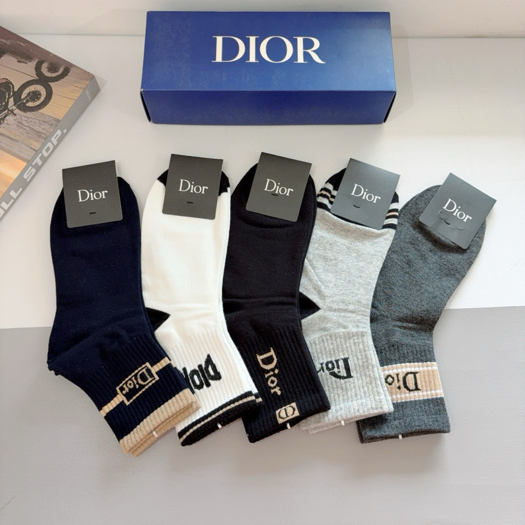 配包装（一盒5双）
Dior 迪奥 新款男款袜子！纯棉面料，火爆Ｄ图案，专柜同步中筒袜子，💛大牌出街，潮