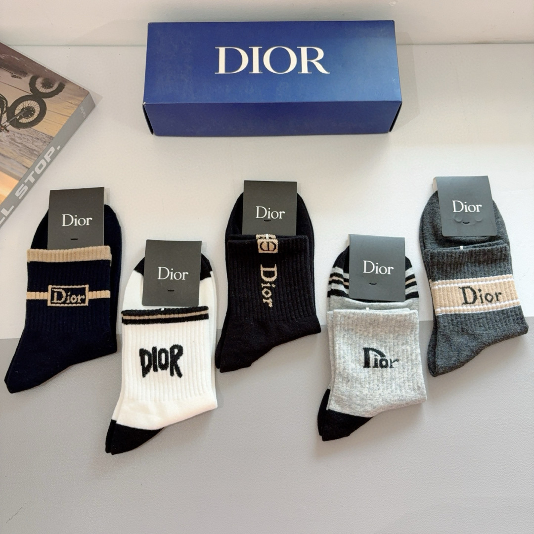 配包装（一盒5双）
Dior 迪奥 新款男款袜子！纯棉面料，火爆Ｄ图案，专柜同步中筒袜子，💛大牌出街，潮