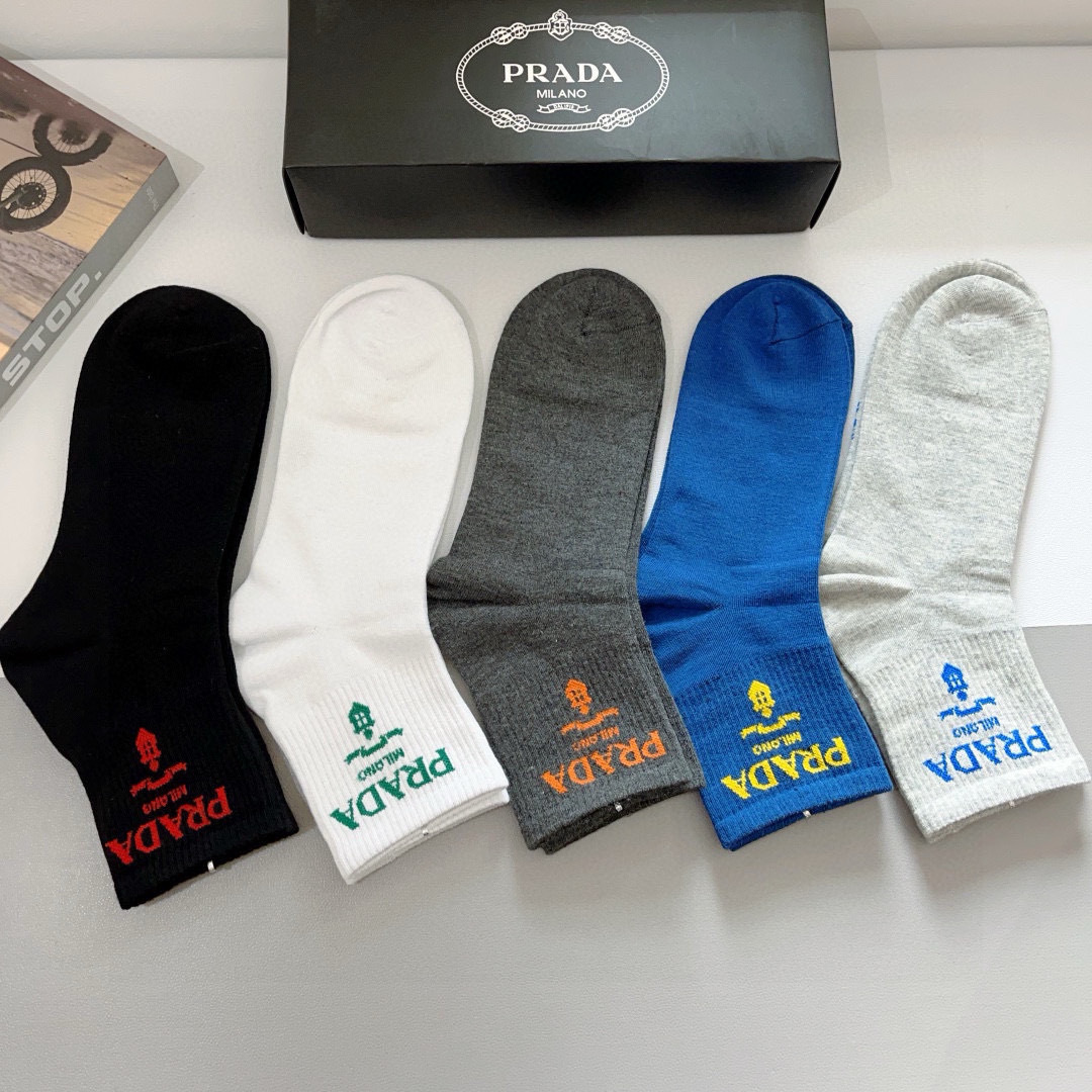 配包装（一盒5双）
PRADA（普拉达） 新款高端纯棉材质 中筒袜子！爆款字母专柜同步中筒袜，💛大牌出街