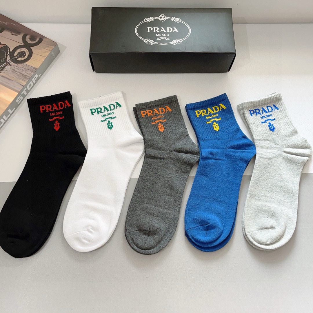 配包装（一盒5双）
PRADA（普拉达） 新款高端纯棉材质 中筒袜子！爆款字母专柜同步中筒袜，💛大牌出街