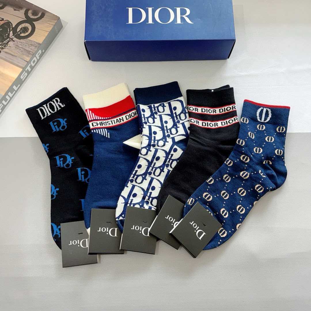 配包装（一盒5双）
Dior 迪奥 新款小腿袜子！纯棉面料，火爆Ｄ图案，专柜同步中筒袜子，💛大牌出街，潮