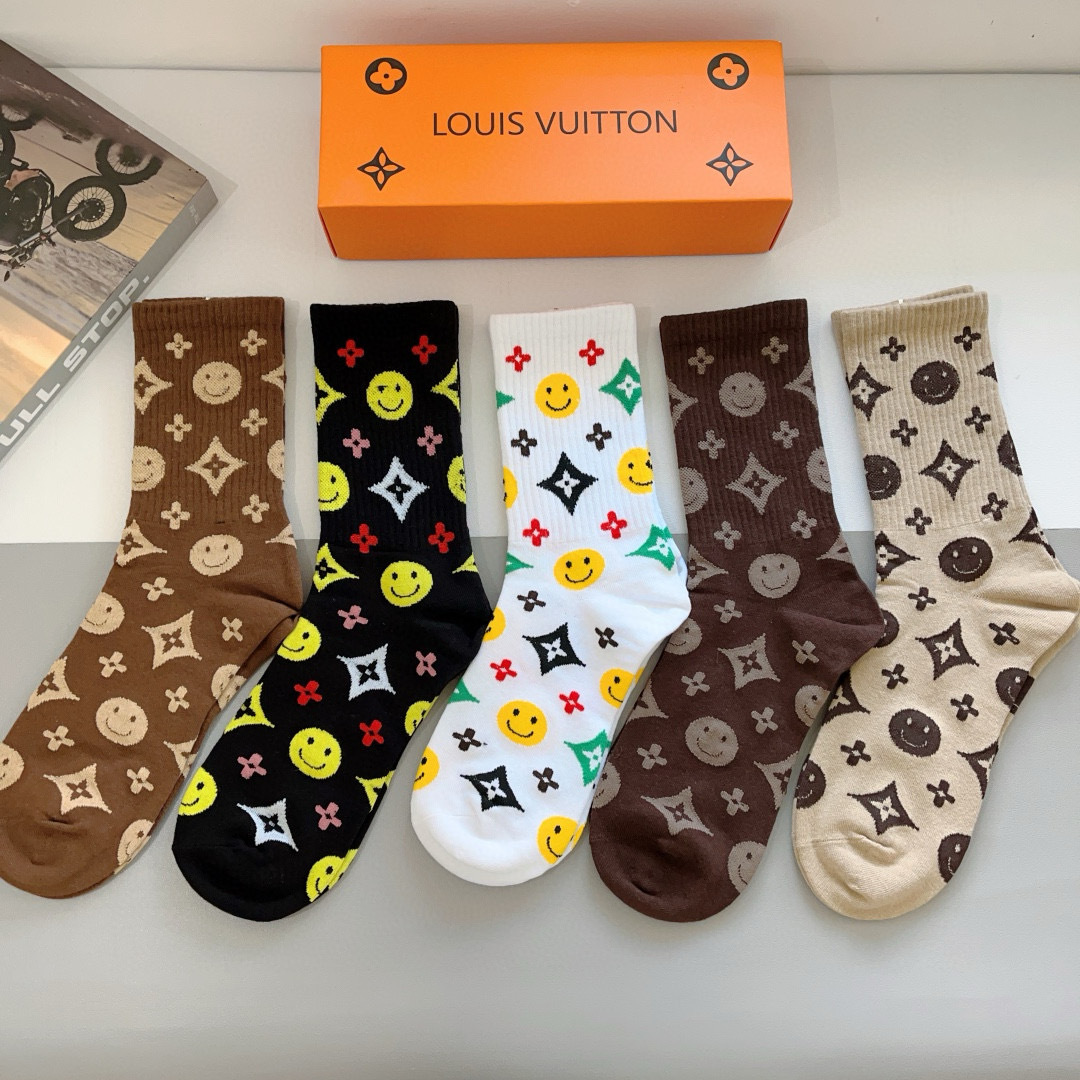 配包装（一盒5双） 
🌟 LV 路易威登 经典字母logo长筒袜子，纯棉面料 、你值得拥有哦💗超柔软材质