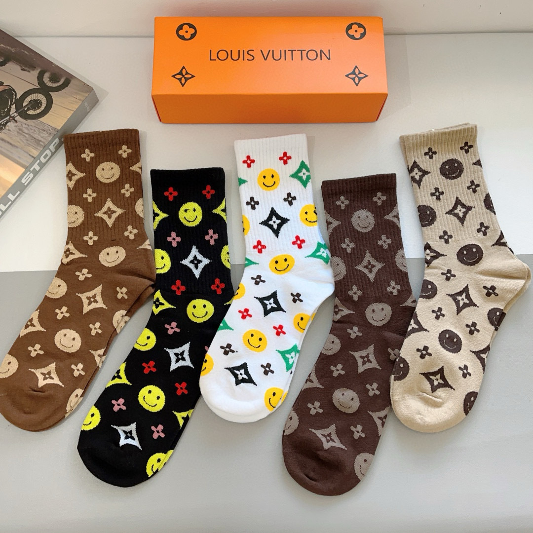 配包装（一盒5双） 
🌟 LV 路易威登 经典字母logo长筒袜子，纯棉面料 、你值得拥有哦💗超柔软材质