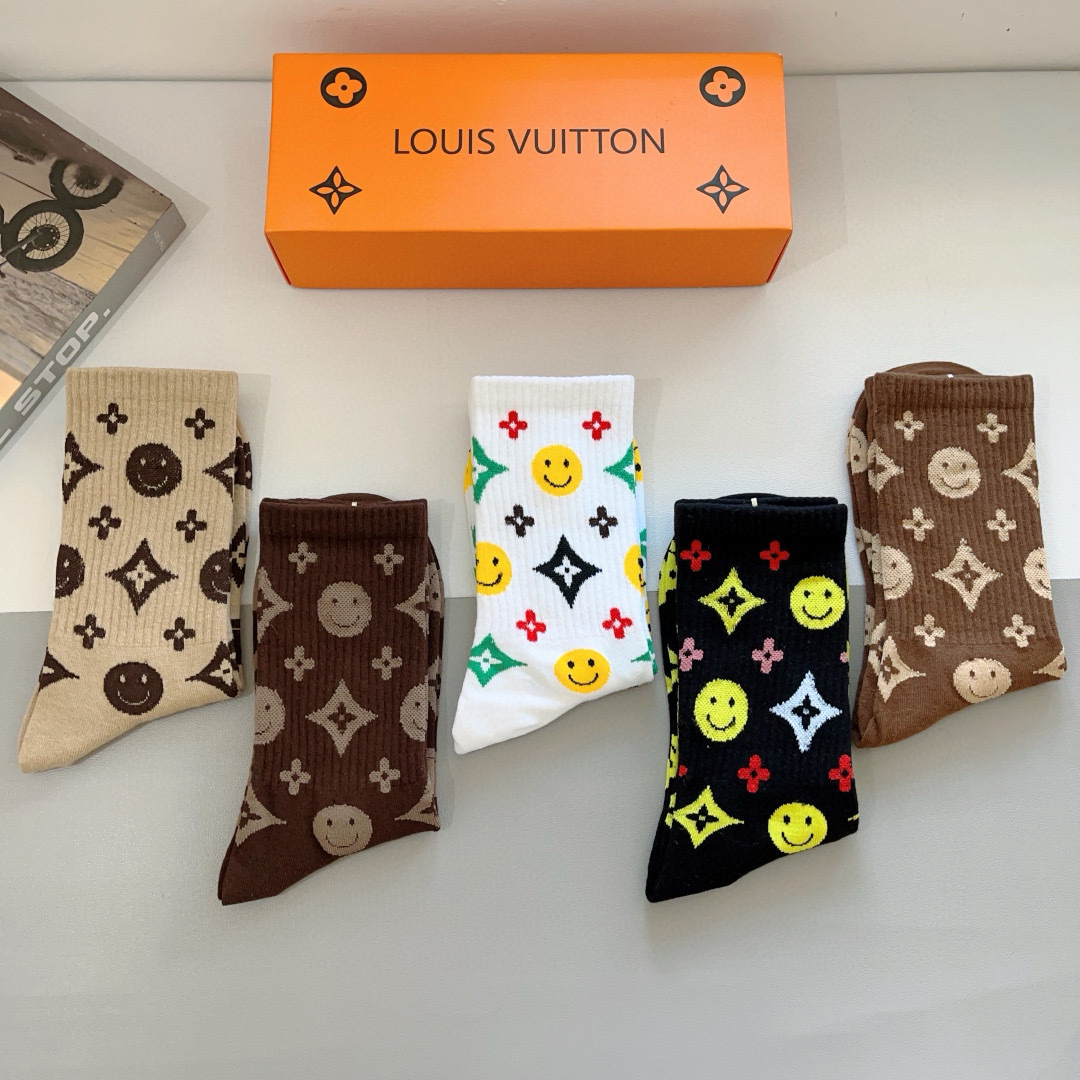 配包装（一盒5双） 
🌟 LV 路易威登 经典字母logo长筒袜子，纯棉面料 、你值得拥有哦💗超柔软材质