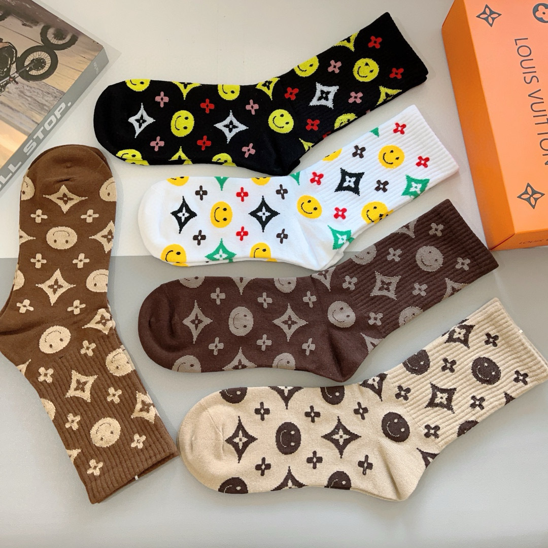 配包装（一盒5双） 
🌟 LV 路易威登 经典字母logo长筒袜子，纯棉面料 、你值得拥有哦💗超柔软材质