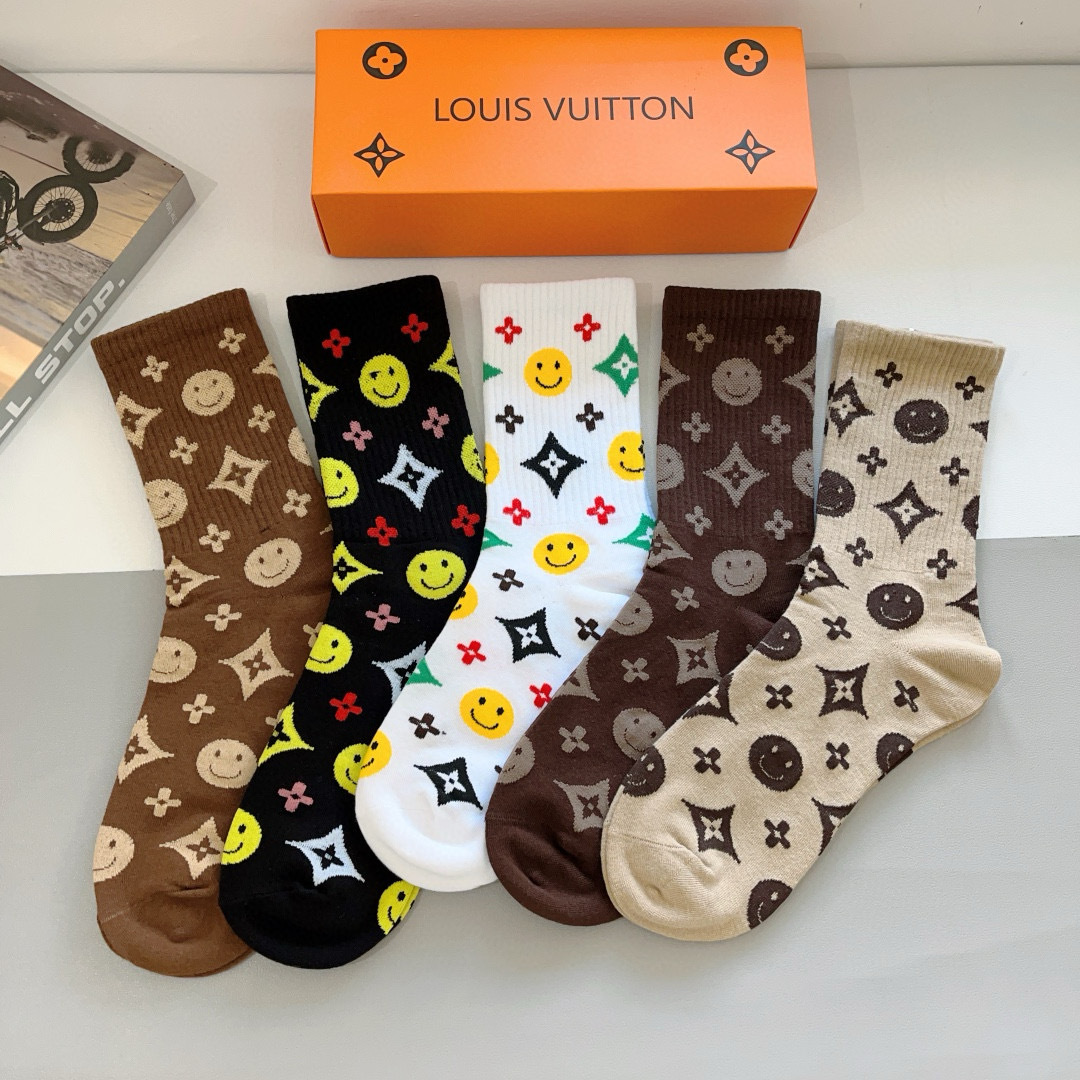 配包装（一盒5双） 
🌟 LV 路易威登 经典字母logo长筒袜子，纯棉面料 、你值得拥有哦💗超柔软材质