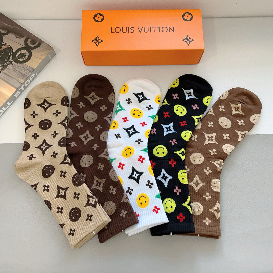 配包装（一盒5双） 
🌟 LV 路易威登 经典字母logo长筒袜子，纯棉面料 、你值得拥有哦💗超柔软材质