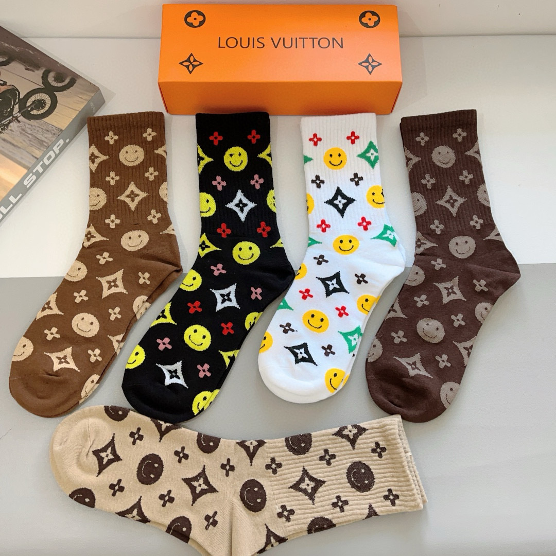 配包装（一盒5双） 
🌟 LV 路易威登 经典字母logo长筒袜子，纯棉面料 、你值得拥有哦💗超柔软材质