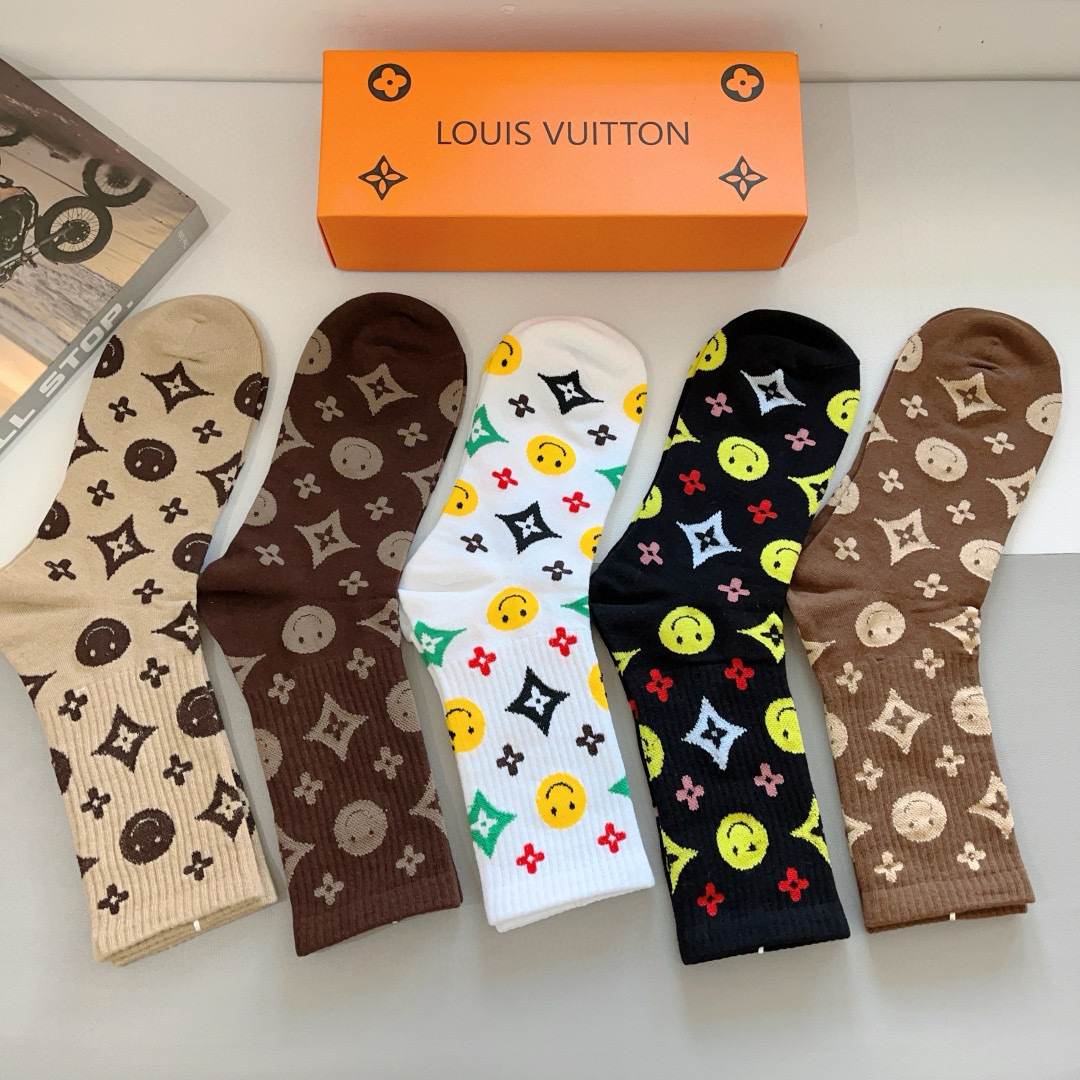 配包装（一盒5双） 
🌟 LV 路易威登 经典字母logo长筒袜子，纯棉面料 、你值得拥有哦💗超柔软材质