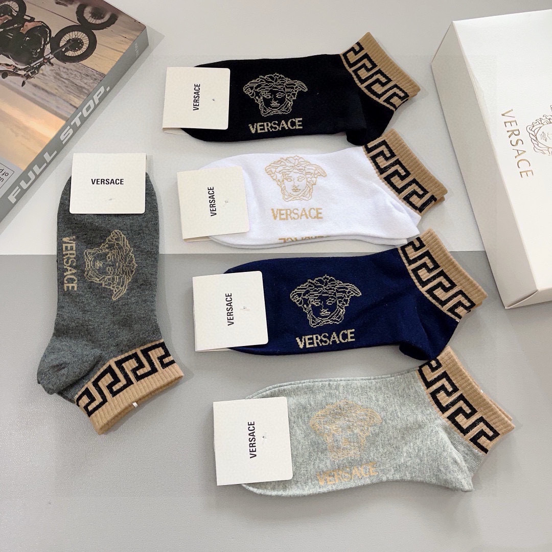 配包装【一盒五双】
欧美大牌 VERSACE范思哲 好看到爆炸欧美大牌船袜。男女款🌟潮人必不能少的专柜代