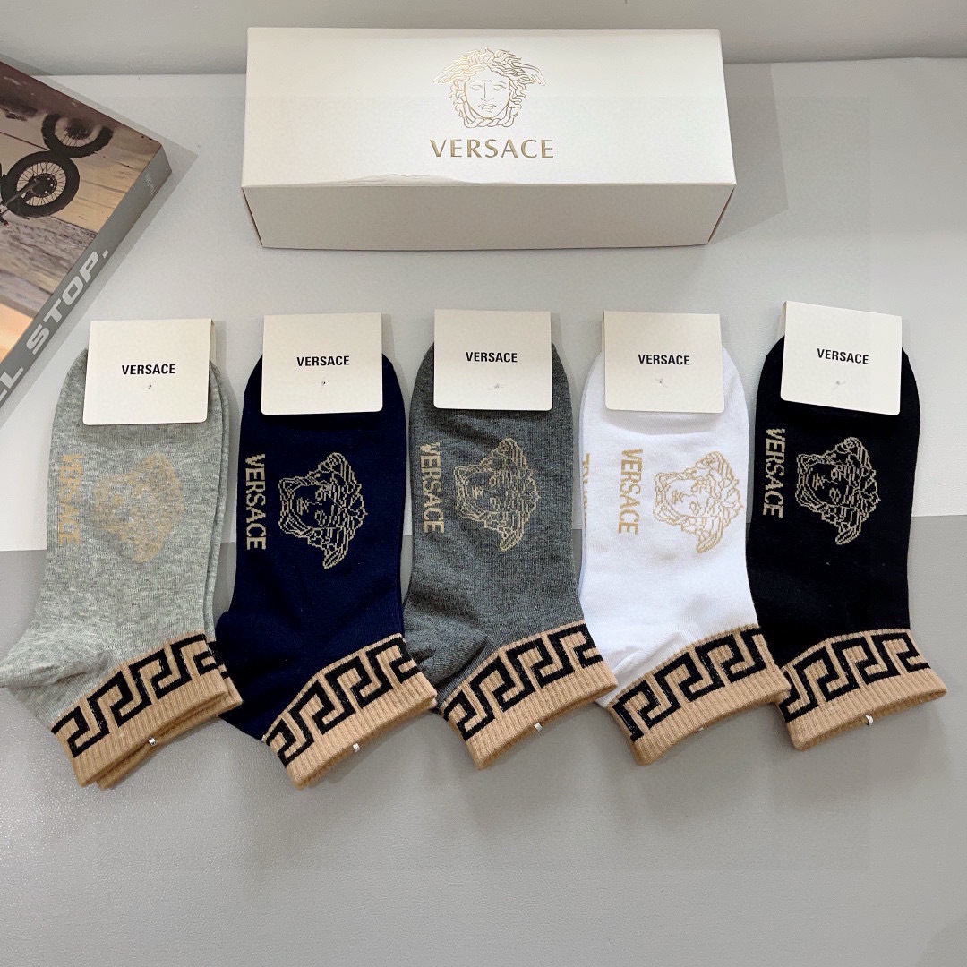 配包装【一盒五双】
欧美大牌 VERSACE范思哲 好看到爆炸欧美大牌船袜。男女款🌟潮人必不能少的专柜代