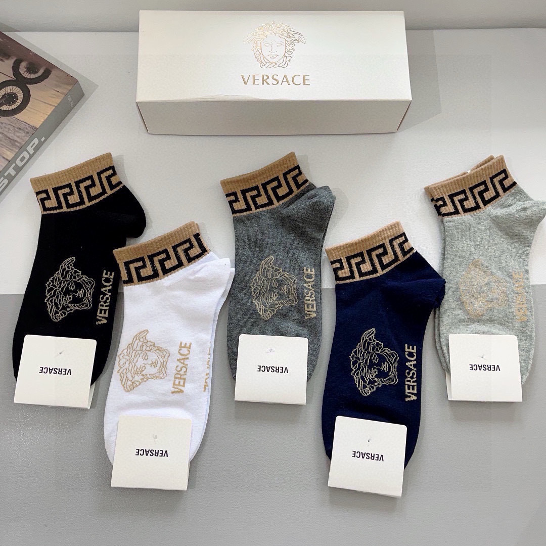 配包装【一盒五双】
欧美大牌 VERSACE范思哲 好看到爆炸欧美大牌船袜。男女款🌟潮人必不能少的专柜代