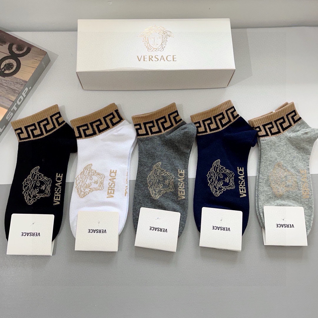 配包装【一盒五双】
欧美大牌 VERSACE范思哲 好看到爆炸欧美大牌船袜。男女款🌟潮人必不能少的专柜代