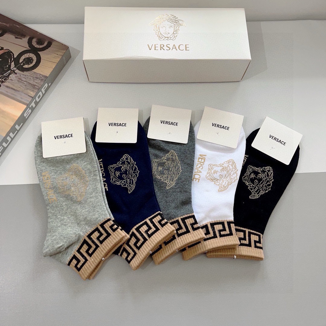 配包装【一盒五双】
欧美大牌 VERSACE范思哲 好看到爆炸欧美大牌船袜。男女款🌟潮人必不能少的专柜代