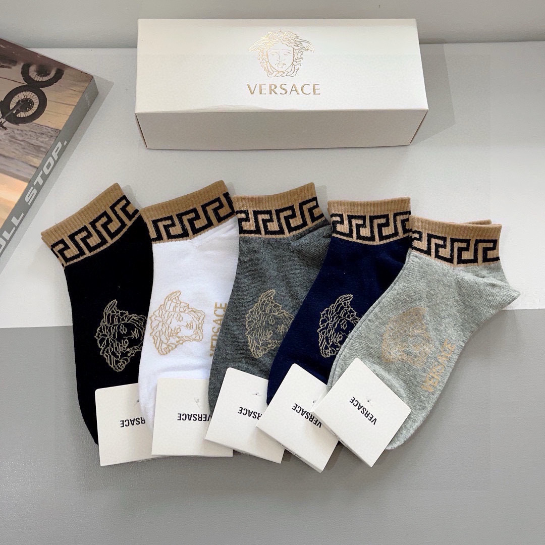 配包装【一盒五双】
欧美大牌 VERSACE范思哲 好看到爆炸欧美大牌船袜。男女款🌟潮人必不能少的专柜代