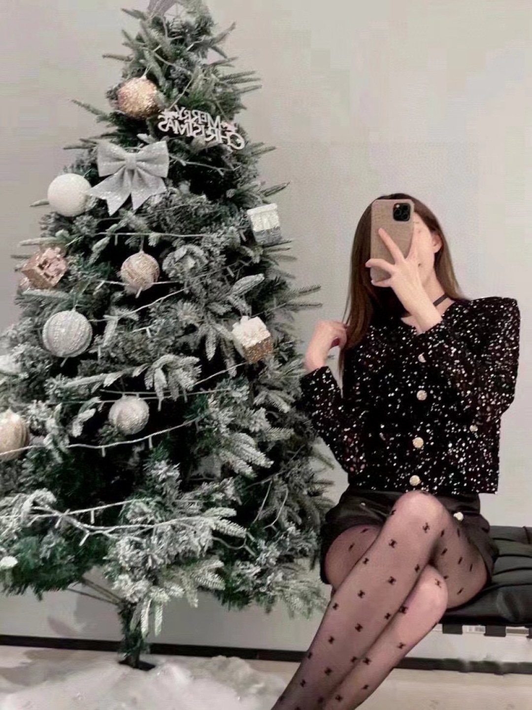 配包装【一盒1双】
🌟CHANEL 香奈儿经典植绒字母丝袜 🌟欧美大牌裤袜。一比一高版本制作，可以看得到