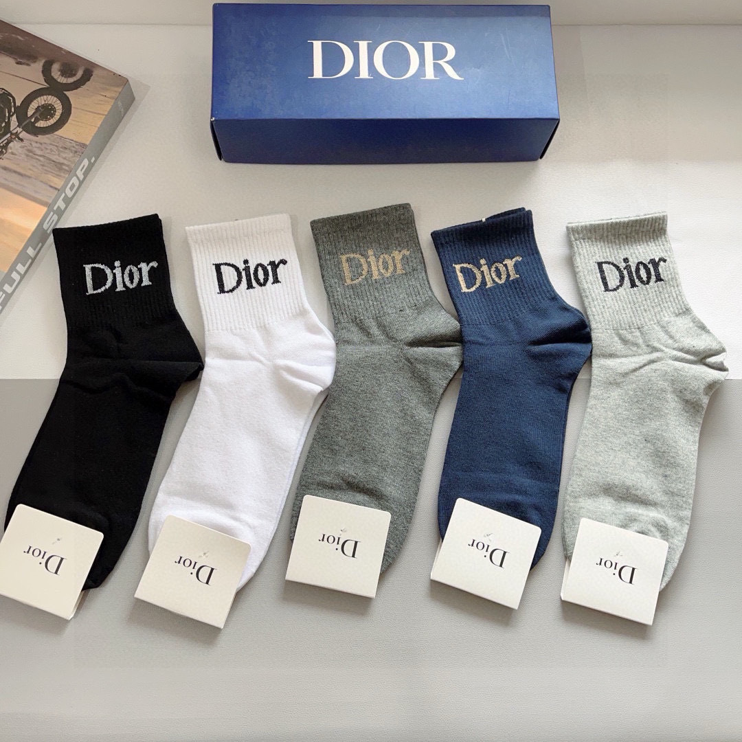 配包装（一盒5双）
Dior 迪奥 新款字母男款中筒袜子！爆款专柜同步袜子，💛大牌出街，潮人必备。超好搭