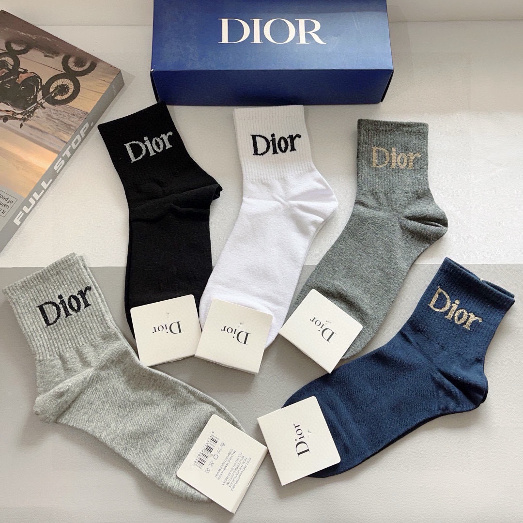 配包装（一盒5双）
Dior 迪奥 新款字母男款中筒袜子！爆款专柜同步袜子，💛大牌出街，潮人必备。超好搭