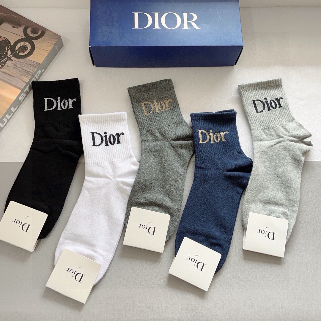 配包装（一盒5双）
Dior 迪奥 新款字母男款中筒袜子！爆款专柜同步袜子，💛大牌出街，潮人必备。超好搭