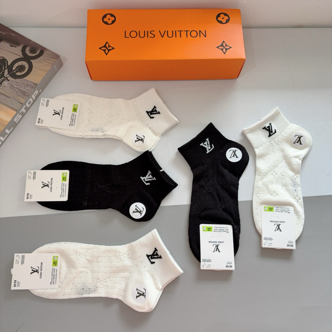 配包装（一盒5双）
 🌟 LV 路易威登 超火爆小单品袜子，竹棉面料，潮人必备 爆款，经典字母logo船
