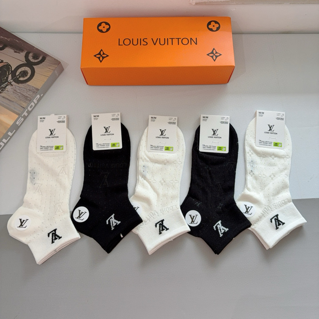 配包装（一盒5双）
 🌟 LV 路易威登 超火爆小单品袜子，竹棉面料，潮人必备 爆款，经典字母logo船