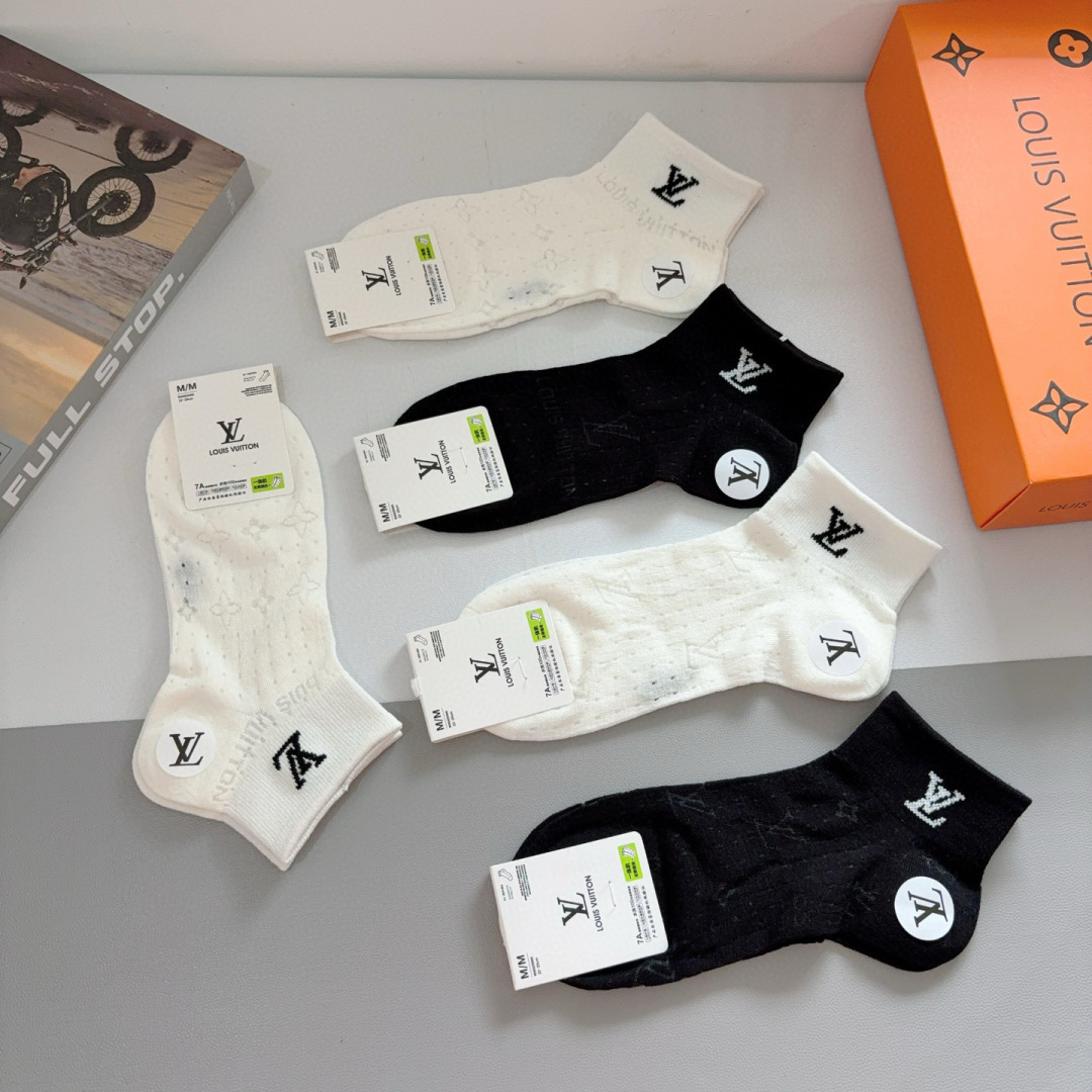 配包装（一盒5双）
 🌟 LV 路易威登 超火爆小单品袜子，竹棉面料，潮人必备 爆款，经典字母logo船