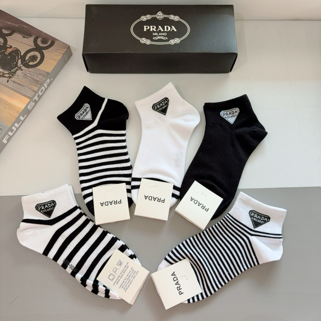 配包装（一盒5双） 
PRADA 普拉达 新款袜子，纯棉面料，经典三角标logo 个性时尚百搭款，你值得