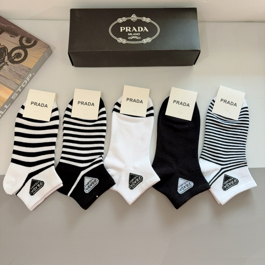 配包装（一盒5双） 
PRADA 普拉达 新款袜子，纯棉面料，经典三角标logo 个性时尚百搭款，你值得