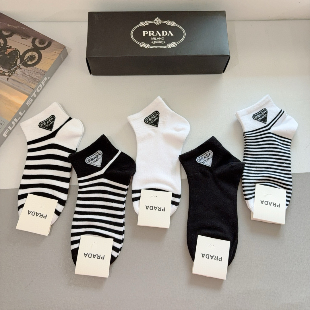配包装（一盒5双） 
PRADA 普拉达 新款袜子，纯棉面料，经典三角标logo 个性时尚百搭款，你值得