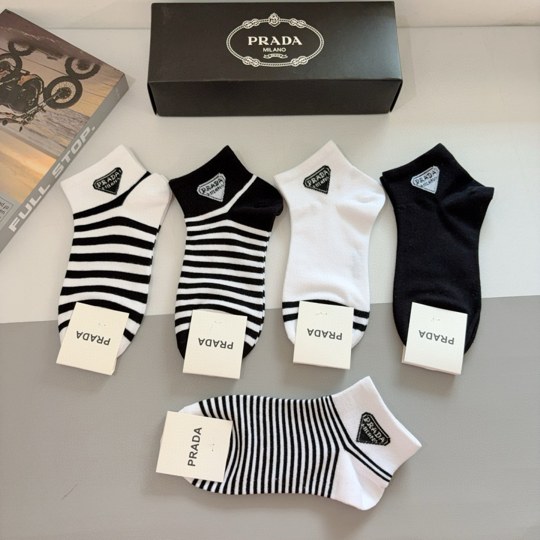 配包装（一盒5双） 
PRADA 普拉达 新款袜子，纯棉面料，经典三角标logo 个性时尚百搭款，你值得
