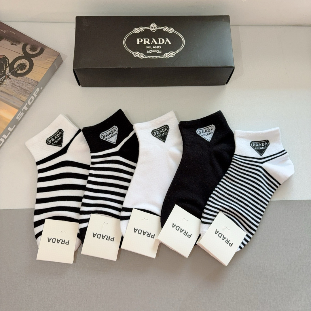 配包装（一盒5双） 
PRADA 普拉达 新款袜子，纯棉面料，经典三角标logo 个性时尚百搭款，你值得