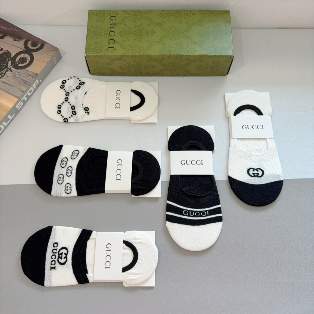 配包装（一盒5双） 
Gucci 古奇 ins超火爆小单品袜子，纯棉面料，潮人必备 ，经典双G袜，个性时