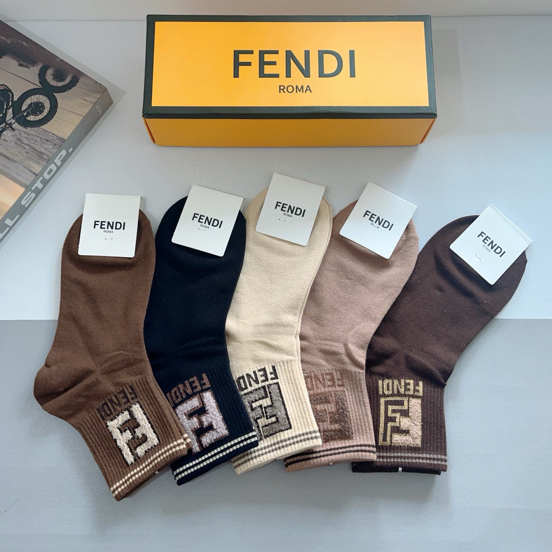 配包装（一盒5双）
FENDI  芬迪  字母双Ｆ爆款中筒袜，纯棉面料， 专柜同款 💓纯棉面料，实用好穿