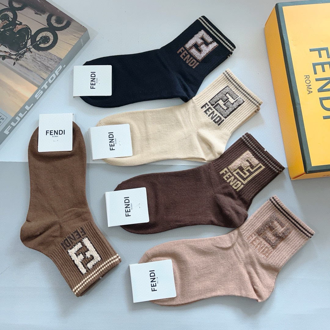 配包装（一盒5双）
FENDI  芬迪  字母双Ｆ爆款中筒袜，纯棉面料， 专柜同款 💓纯棉面料，实用好穿