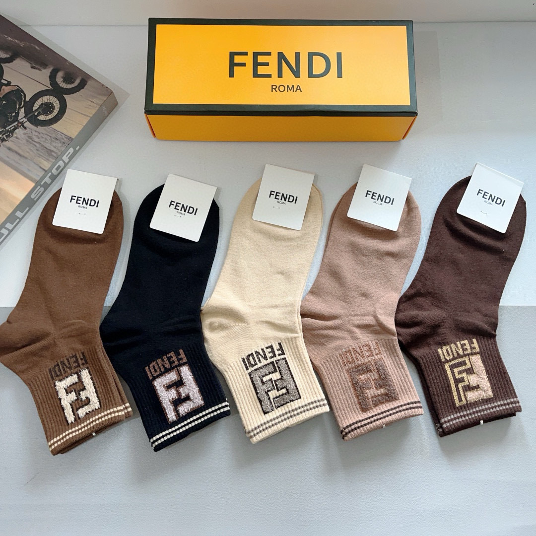 配包装（一盒5双）
FENDI  芬迪  字母双Ｆ爆款中筒袜，纯棉面料， 专柜同款 💓纯棉面料，实用好穿