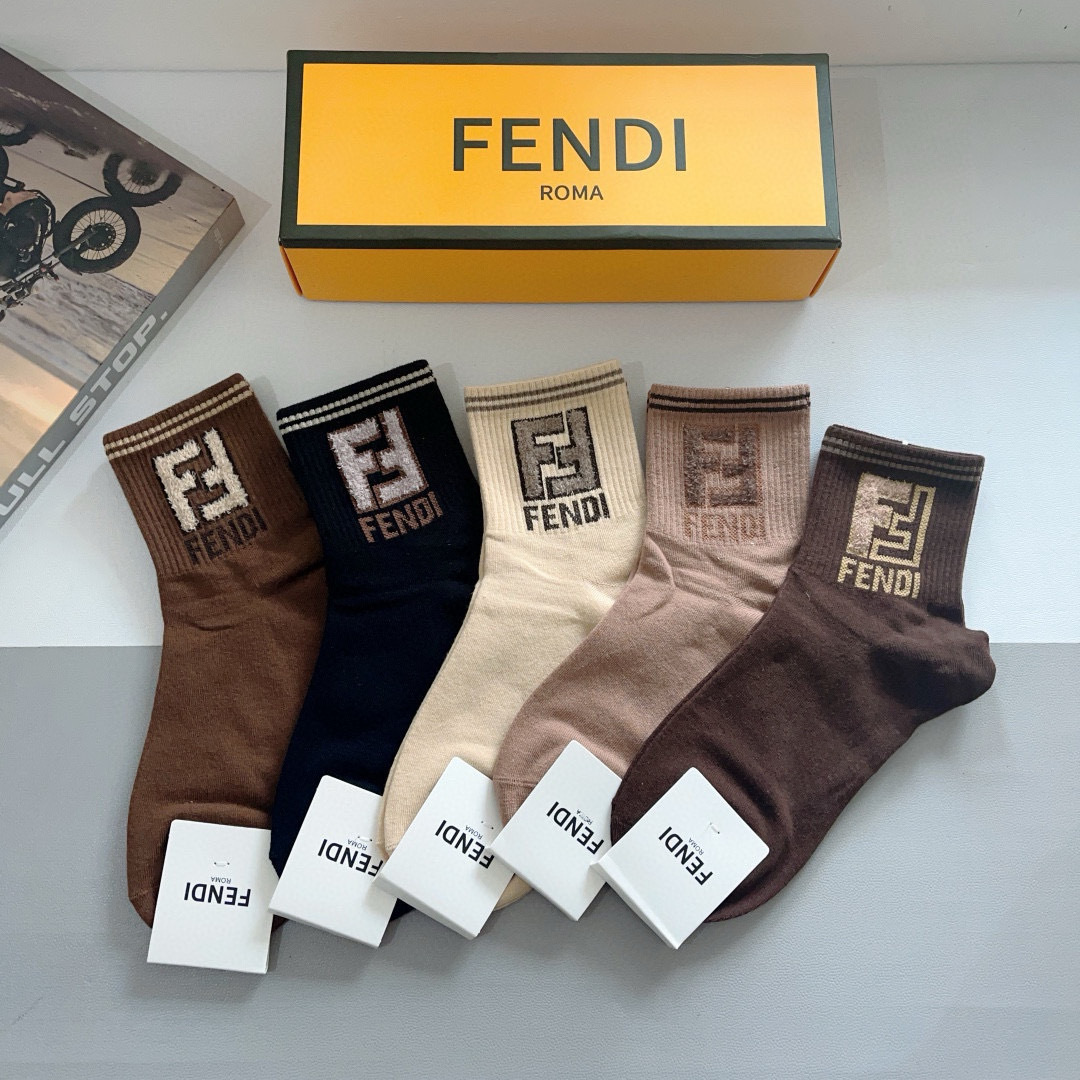 配包装（一盒5双）
FENDI  芬迪  字母双Ｆ爆款中筒袜，纯棉面料， 专柜同款 💓纯棉面料，实用好穿