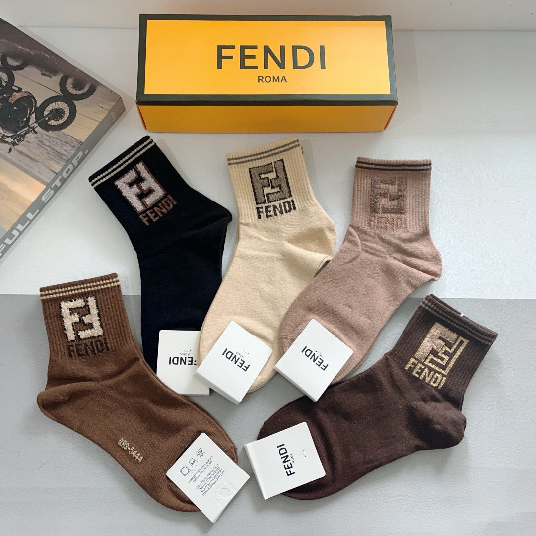 配包装（一盒5双）
FENDI  芬迪  字母双Ｆ爆款中筒袜，纯棉面料， 专柜同款 💓纯棉面料，实用好穿