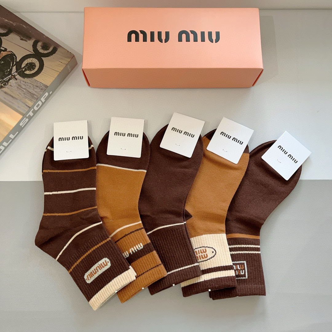 配包装【一盒5双】
miumiu · 缪缪 高品质。超级爆款网红中筒袜子❗️ins明星网红推荐❗️火爆至