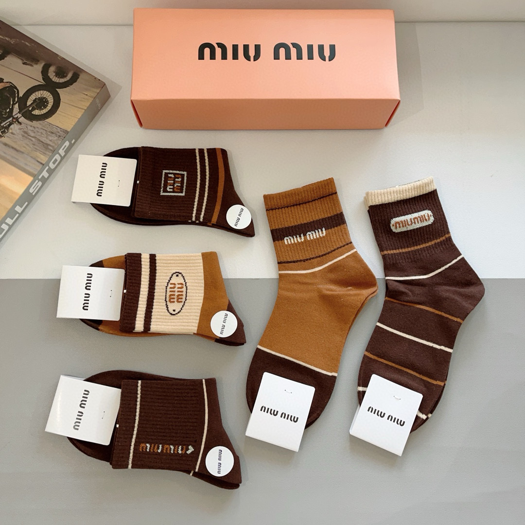 配包装【一盒5双】
miumiu · 缪缪 高品质。超级爆款网红中筒袜子❗️ins明星网红推荐❗️火爆至