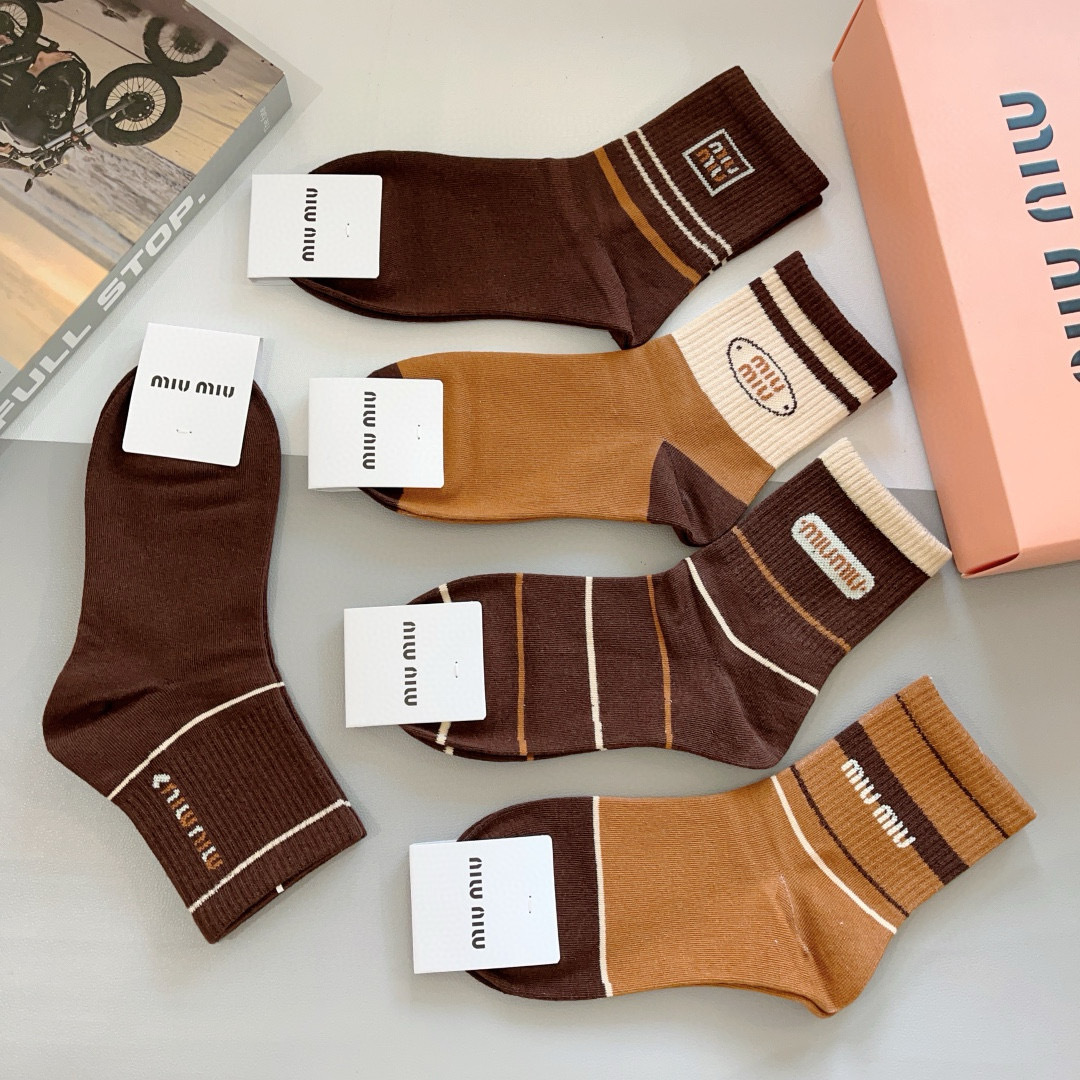 配包装【一盒5双】
miumiu · 缪缪 高品质。超级爆款网红中筒袜子❗️ins明星网红推荐❗️火爆至