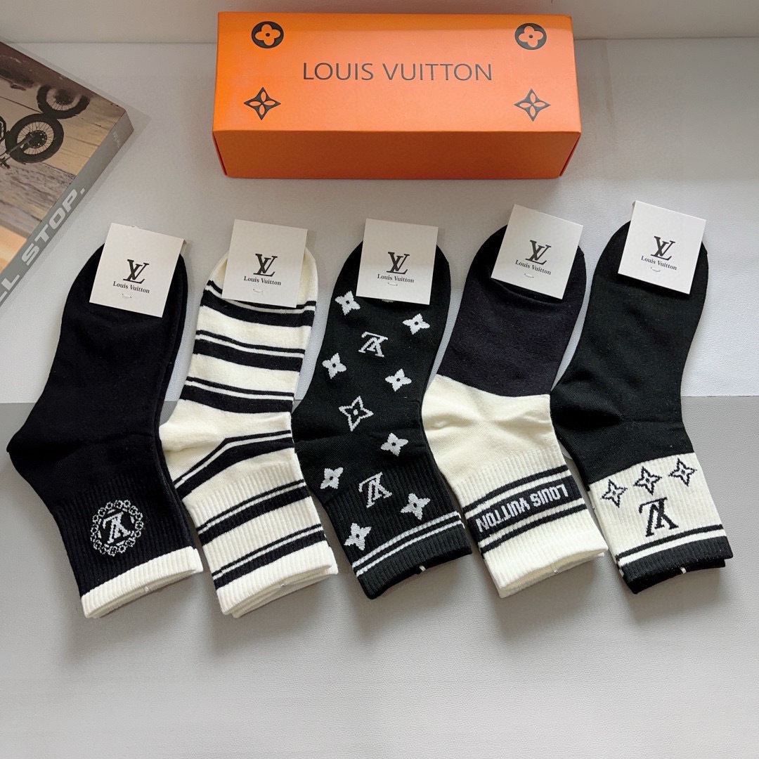 配包装（一盒5双） 
🌟 LV 路易威登 超火中筒袜子，纯棉面料，潮人必备款，经典字母logo中筒袜，个