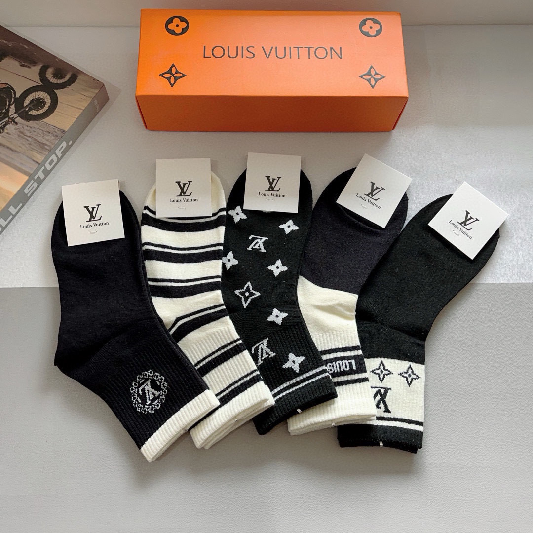 配包装（一盒5双） 
🌟 LV 路易威登 超火中筒袜子，纯棉面料，潮人必备款，经典字母logo中筒袜，个