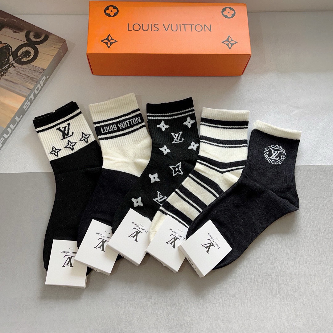 配包装（一盒5双） 
🌟 LV 路易威登 超火中筒袜子，纯棉面料，潮人必备款，经典字母logo中筒袜，个