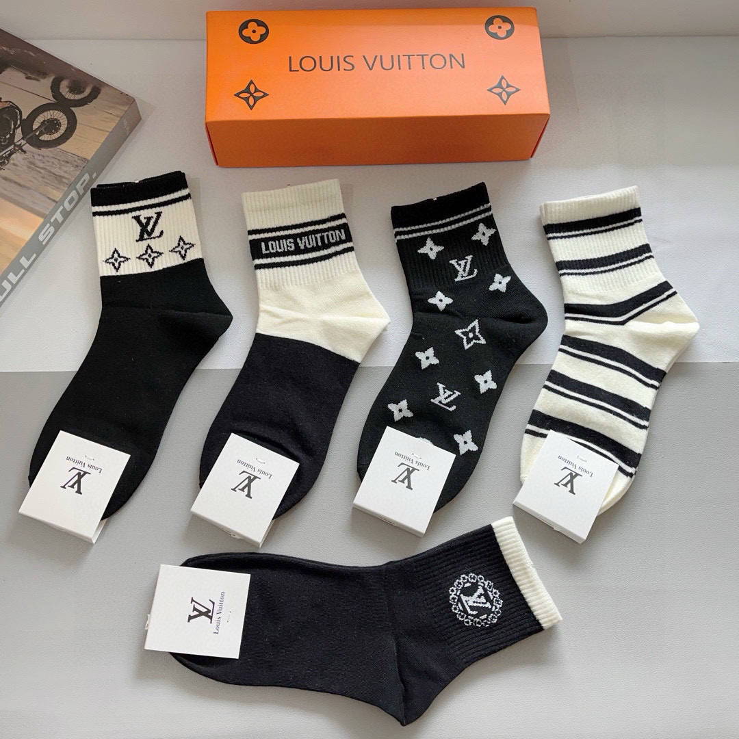 配包装（一盒5双） 
🌟 LV 路易威登 超火中筒袜子，纯棉面料，潮人必备款，经典字母logo中筒袜，个